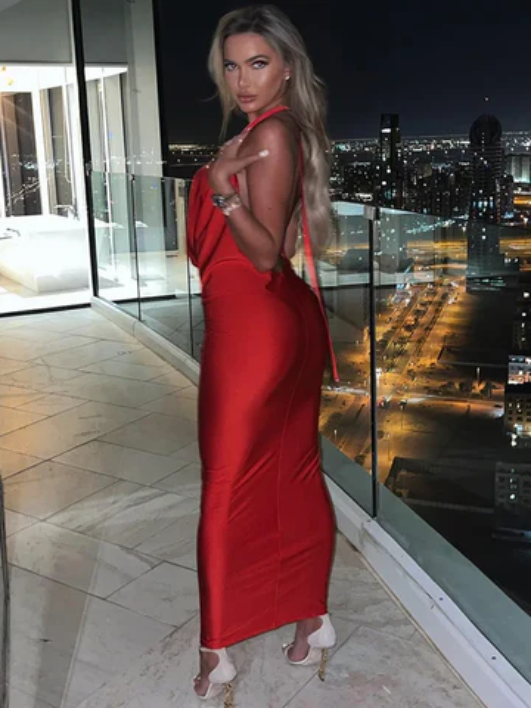 Isabela | Vestido Largo Rojo con Escote Profundo y Espalda Descubierta